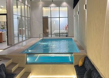 شاليه بجلسة تطل على مسبح خارجي 