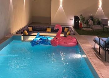 شاليه بجلسة تطل على مسبح خارجي 