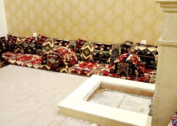 شاليه بمسطح اخضر وألعاب أطفال 