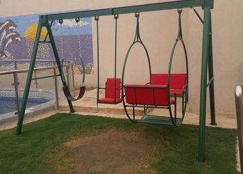 شاليه بمسطح اخضر وألعاب أطفال 