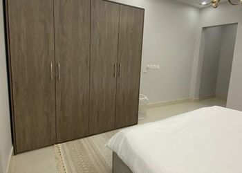 شقة بغرفتين نوم وبأثاث بسيط