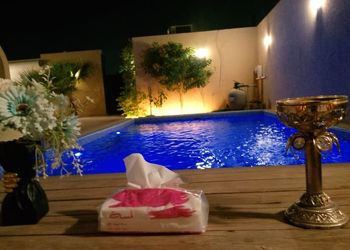 شاليه بجلسة خارجية ومسبح خارجي