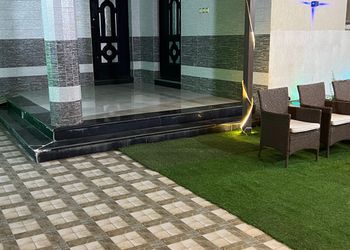 شاليه بجلسة تطل على مسبح داخلي 