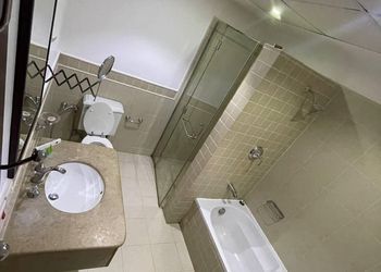 شقة بصالة وثلاث غرف نوم 