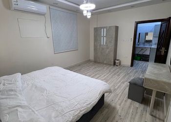 شقة بصالة وغرفتين نوم وبأثاث مريح