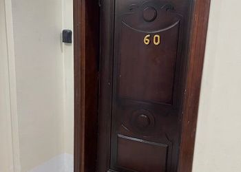شقة بصالة وغرفتين نوم وبأثاث مريح