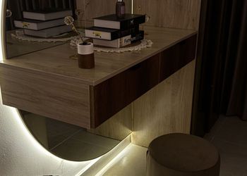 شقة بصالة وغرفة نوم وبأثاث مريح