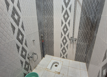 شاليه بمسبح داخلي وصالة 