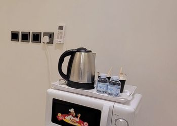 استديو هادئ بسرير وطاولة طعام