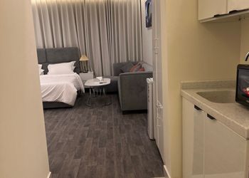 استديو بسرير ماستر وجلسة جانبية 
