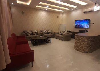 شاليه بجلسة تطل على مسبح خارجي 