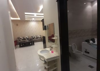 شاليه بجلسة تطل على مسبح خارجي 