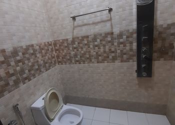 شاليه بجلسة تطل على مسبح خارجي 