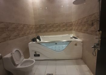 شاليه بجلسة تطل على مسبح خارجي 