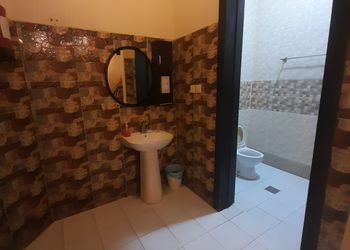 شاليه بجلسة تطل على مسبح خارجي 