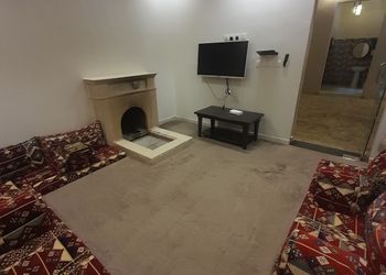 شاليه بجلسة تطل على مسبح خارجي 