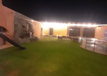 شاليه بصالة وجلسة خارجية 