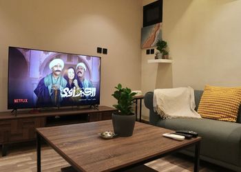 شقة بجلسة خارجية ودخول ذاتي