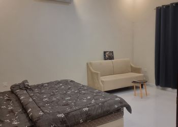 استديو بأثاث مريح وبسيط 