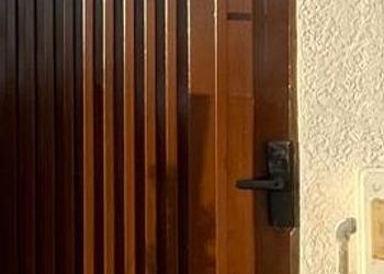 شاليه أنيق بمجلس واسع بحديقة صغيرة  