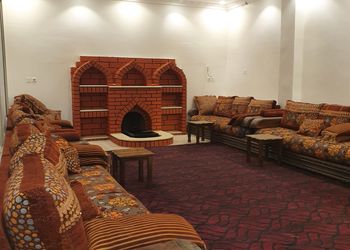 استراحة بمجلس واسع وفناء خارجي