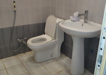 استراحة بمجلس واسع وفناء خارجي