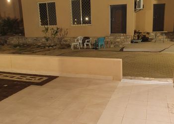 استراحة بمجلس واسع وفناء خارجي