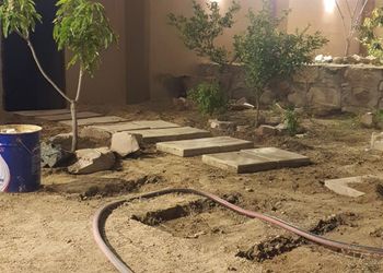 استراحة بمجلس واسع وفناء خارجي