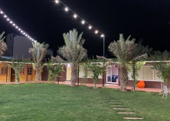 مزرعة بمسطح اخضر وبيت شعر