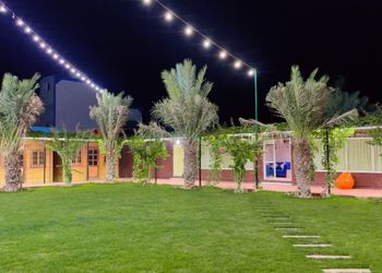 مزرعة بمسطح اخضر وبيت شعر