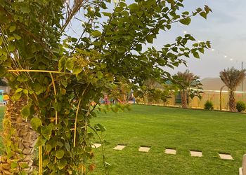مزرعة بمسطح اخضر وبيت شعر