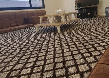 شقة بفناء ومجلس وغرفتي نوم