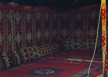 مخيم بجلسة خارجية وبيت شعر 