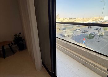 شقة بتصميم أنيق وصالة مريحة 