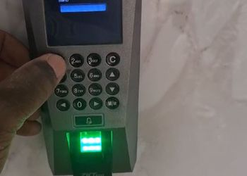 شقة بصالة جلوس وثلاث غرف نوم 