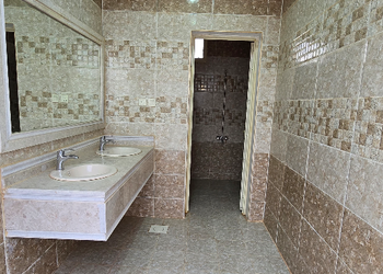 شاليه بجلسة خارجية وألعاب أطفال