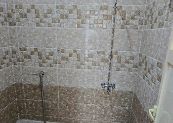 شاليه بجلسة خارجية وألعاب أطفال