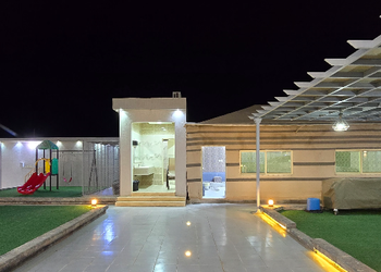 شاليه بجلسة خارجية وألعاب أطفال
