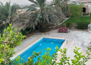 منتجع بمسبح ومسطح اخضر