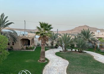 منتجع بمسبح ومسطح اخضر