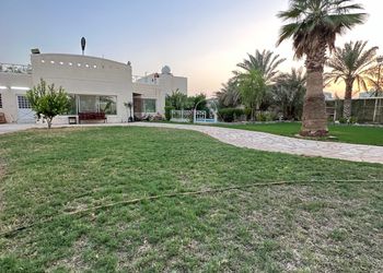 منتجع بمسبح ومسطح اخضر