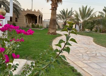 منتجع بمسبح ومسطح اخضر