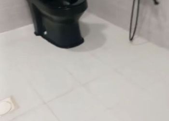 شاليه بمسطح اخضر وجلسة خارجية