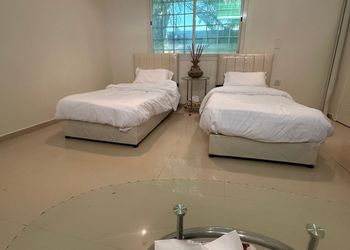 منتجع بمسبح ومسطح اخضر