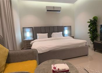 استديو بأثاث مريح وبسيط 
