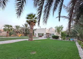 منتجع بمسبح ومسطح اخضر