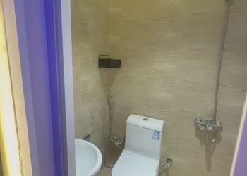 شقة بصالة مريحة ودخول ذاتي 