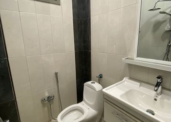 شاليه بجلسة تطل على مسبح خارجي 