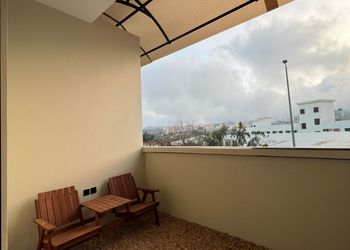 استديو انيق مع بلكونة