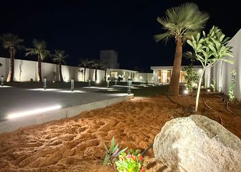شاليه بمسطح اخضر وجلسة خارجية 